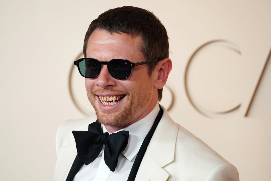 Jack O'Connell (35) zeigte auf dem roten Teppich seine "neuen" Zähne.