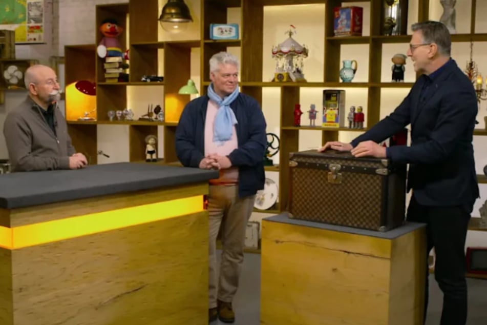 Klaus (M.) aus Zürich möchte bei "Bares für Rares" einen alten Louis-Vuitton-Koffer zu Geld machen.