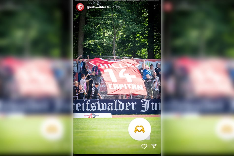 Zum ersten Heimspiel der laufenden Saison hissten die Greifswald-Fans eine große Fahne in Gedanken an ihren Capitano "Hille" Weilandt. Die Nummer 14 war die seine.