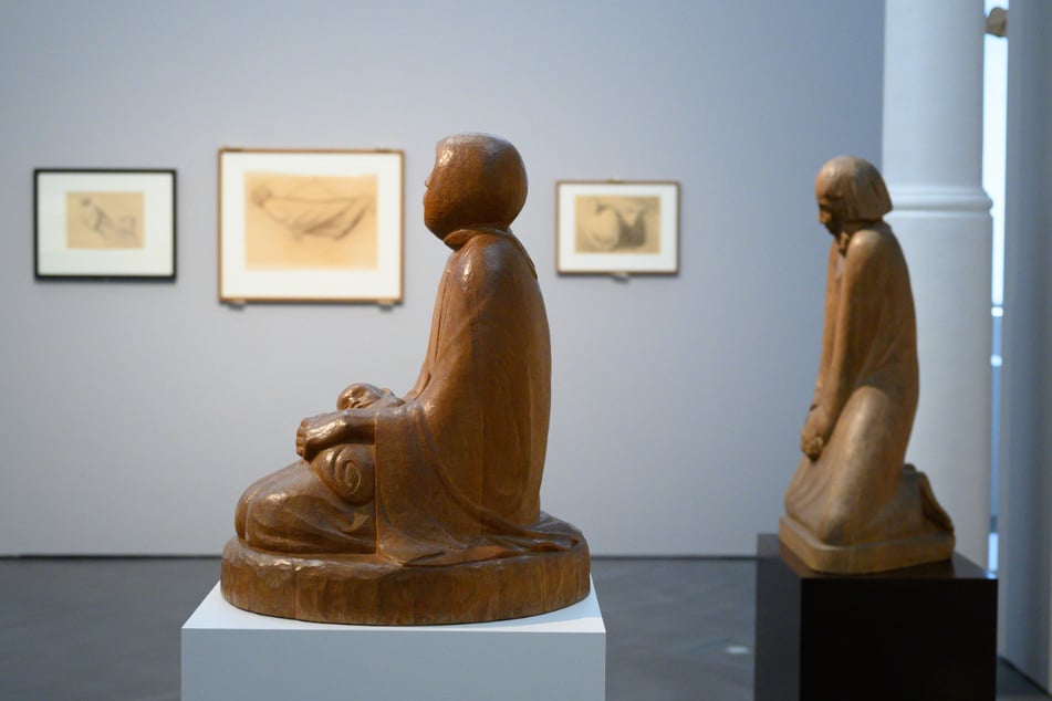 Die Holzskulpturen "Mutter und Kind“ und "Der Zweifler" (re.) von Ernst Barlach.