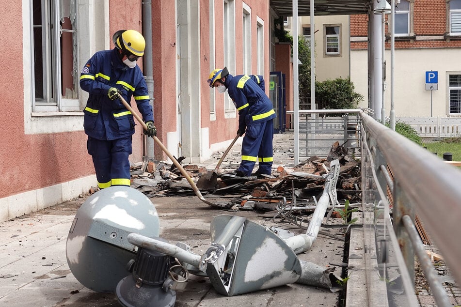 Das THW räumte das Gerümpel am Brandort auf.