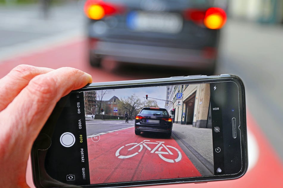 Wer auf Fahrradwegen parkt, begeht eine Ordnungswidrigkeit. Doch dürfen die Autos einfach so fotografiert werden?