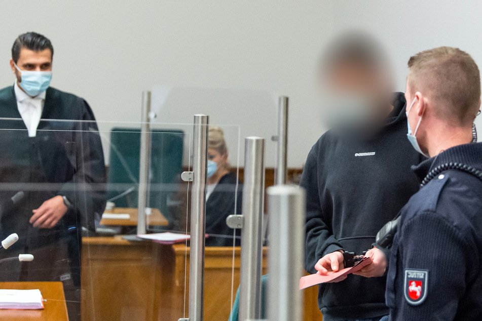 Der Angeklagte wird in den Saal des Landgerichts geführt.