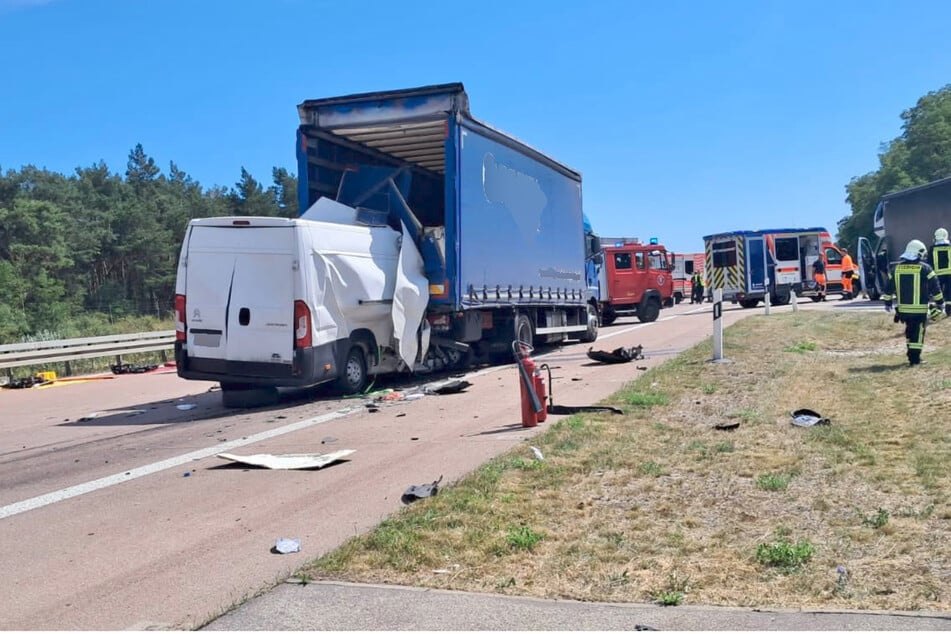 Unfall A2: Tödlicher Unfall auf der A2: Transporter kracht in Stauende