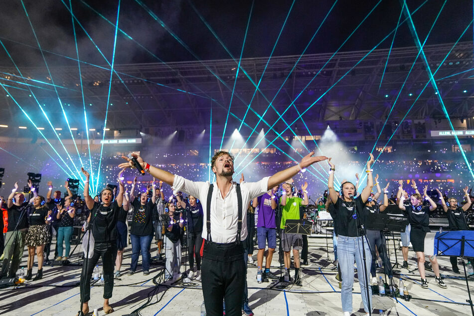 Als Profi-Gast unterstützte Felix Räuber (40) die Sänger beim "The Grand Jam" im Rudolf-Harbig-Stadion.