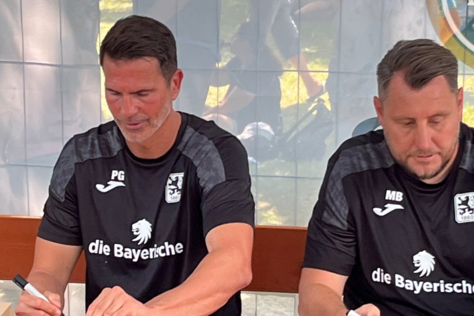 Trainer Patrick Glöckner (l.) und Co-Trainer Markus Brzenska beim Fan-Fest in München.