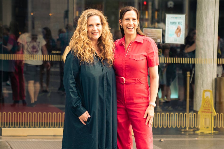Diana Amft (l.) und Ulrike Frank (57) posieren vor dem Berliner "Zoo Palast".