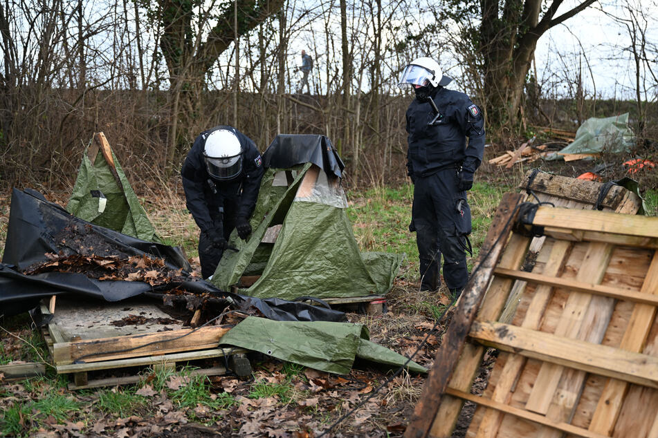 Die Polizei hat die Räumung von Lützerath fortgesetzt und Holzhütten entfernt.