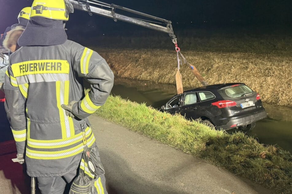 Vater und Sohn überschlagen sich bei Unfall mit Jeep: Ford landet im Wasser