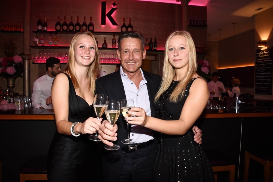 Gastronom Johannes Sachsenhauser (61) mit seinen Töchtern Laura (l.) und Sara. (Archivfoto)