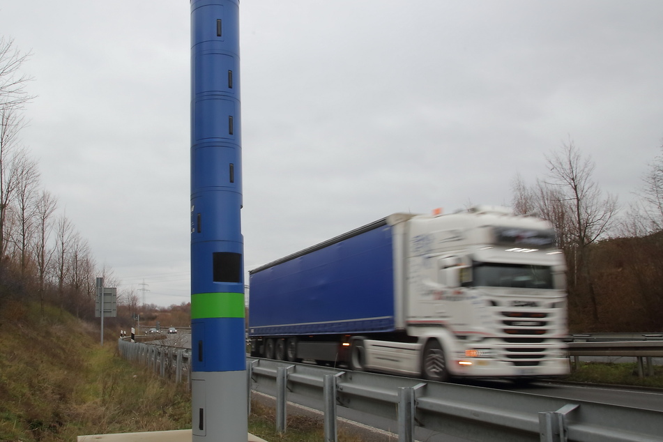 Die Lkw-Mautsäulen spülen reichlich Geld in die Stadtkasse.