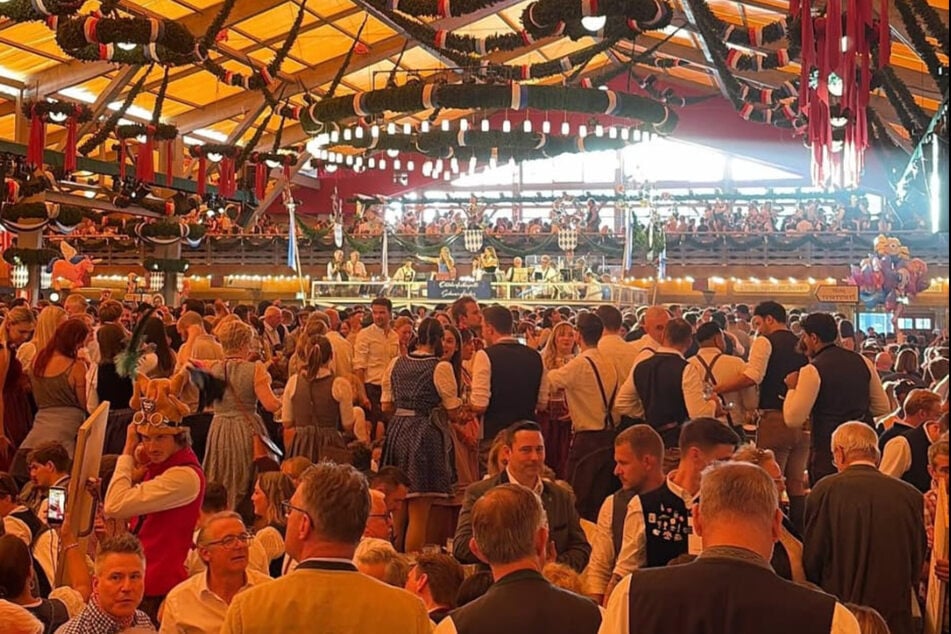 Lucas Copado (22, nicht im Bild) genießt die freie Zeit auf dem Oktoberfest.
