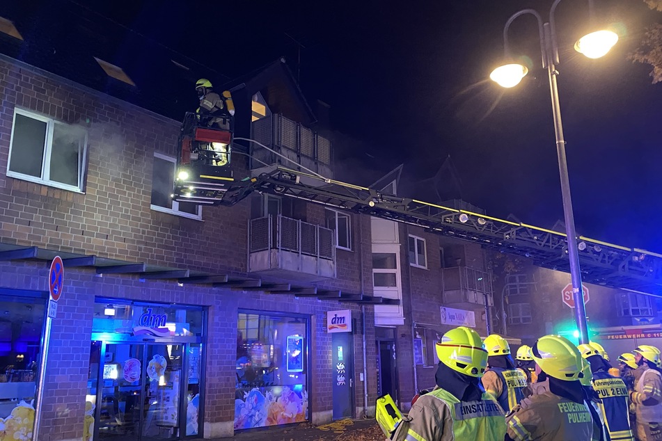 Köln: Küchenbrand in Pulheim: Nächtlicher Einsatz für die Feuerwehr