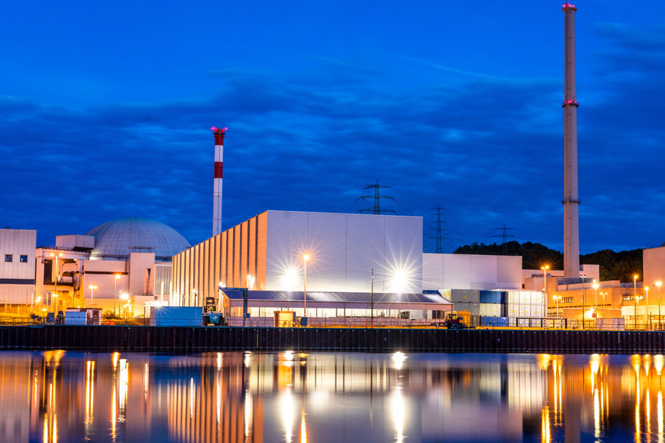 Zwei der drei verbliebenen Atomkraftwerke, darunter das Kernkraftwerk Neckarwestheim im Neckar, sollen bis spätestens Mitte April 2023 am Netz bleiben. (Archivbild)