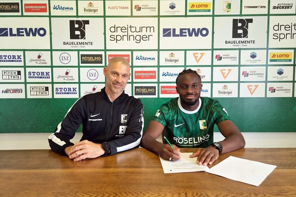 Malick Sanogo (22, r.) hat bei der BSG Chemie Leipzig bis 2027 unterschrieben.