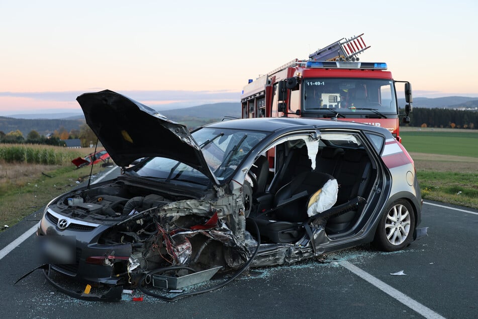 Totalschaden! Die Feuerwehr musste die Türen am Hyundai abschneiden, um den Fahrer zu befreien.