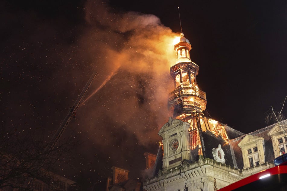 Unerbittlich wüteten die Flammen. Der historische Rathausturm steht in Vollbrand.