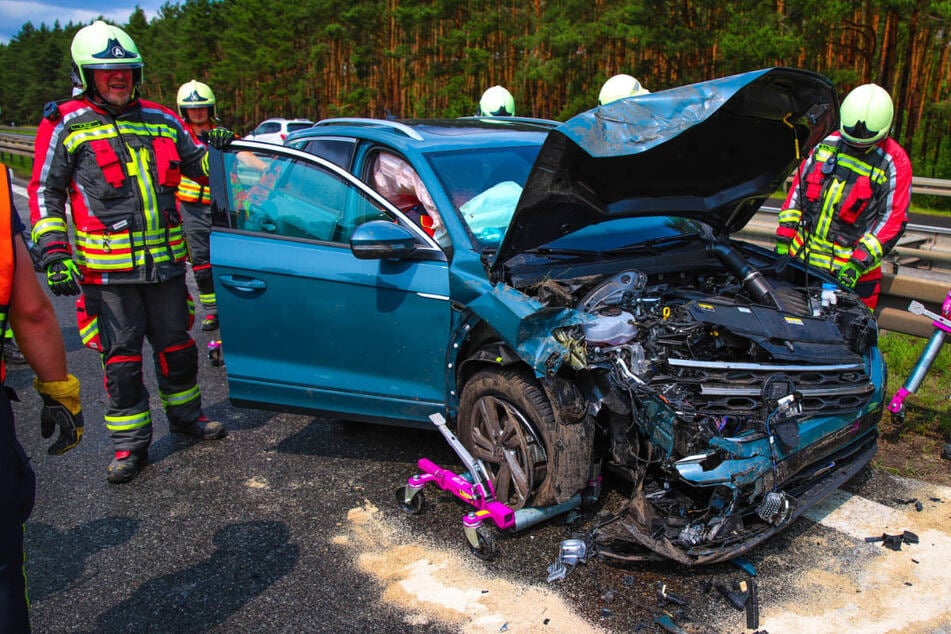 Unfall A111: Wegen Ölspur: Vier Verletzte bei Crash auf A111