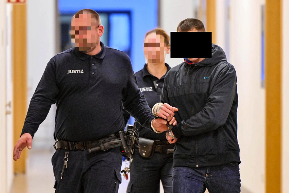 In Handschellen kam Adam J. (36) ins Gericht - raus ohne.