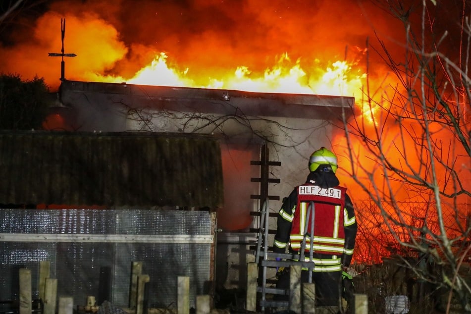 Beim Eintreffen der Einsatzkräfte stand die Laube bereits in Flammen, zudem brannten mehrere Gegenstände im unmittelbaren Umfeld.