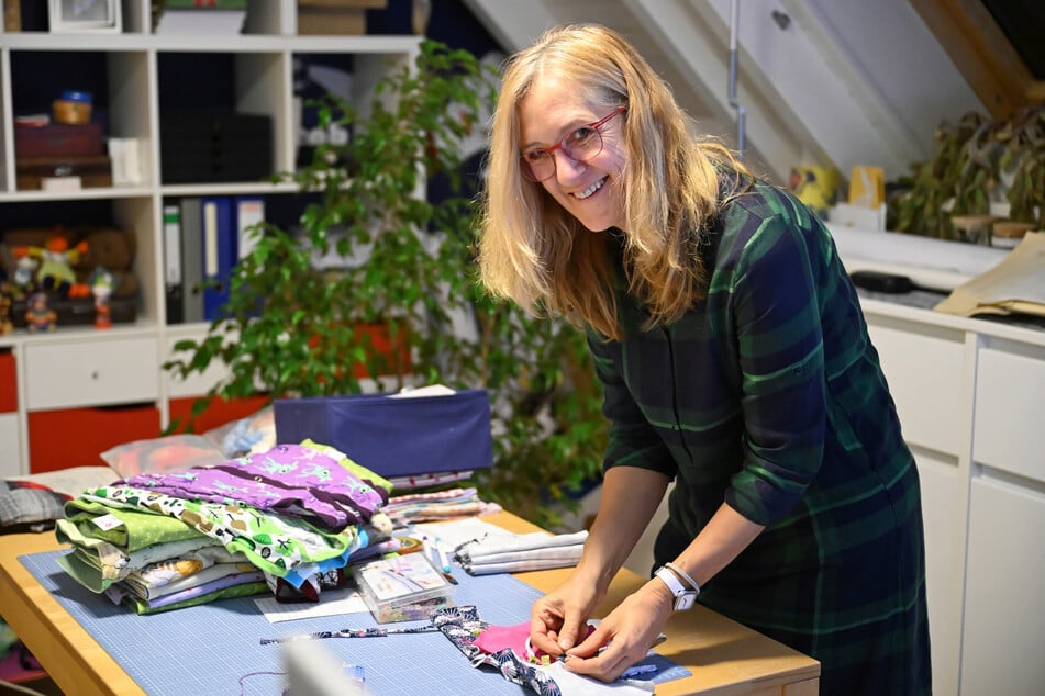 Skadi Siol, Vereinsmitglied bei Sternenzauber &amp; Frühchenwunder, arbeitet leidenschaftlich gerne an ihrem Nähtisch.