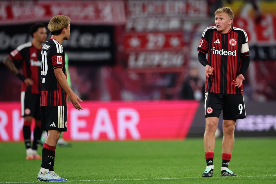 Schon während des Spiels hatte Jonathan Burkardt (26, r.) seine Mitspieler zur Räson gerufen.