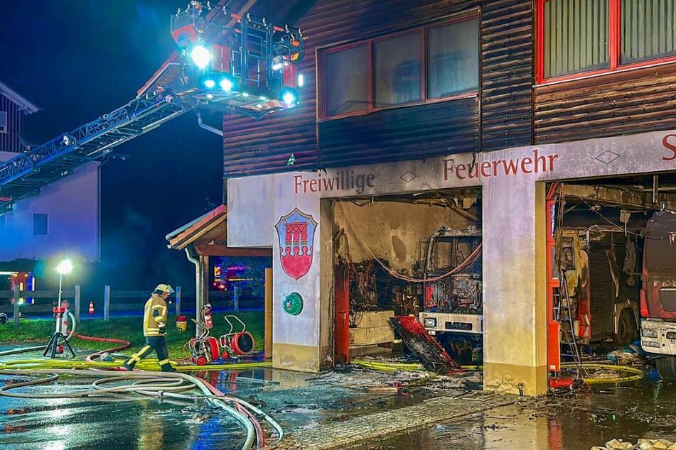 Bei dem Feuer wurden vor allem die Fahrzeuge in dem Gebäude und die Tore beschädigt.