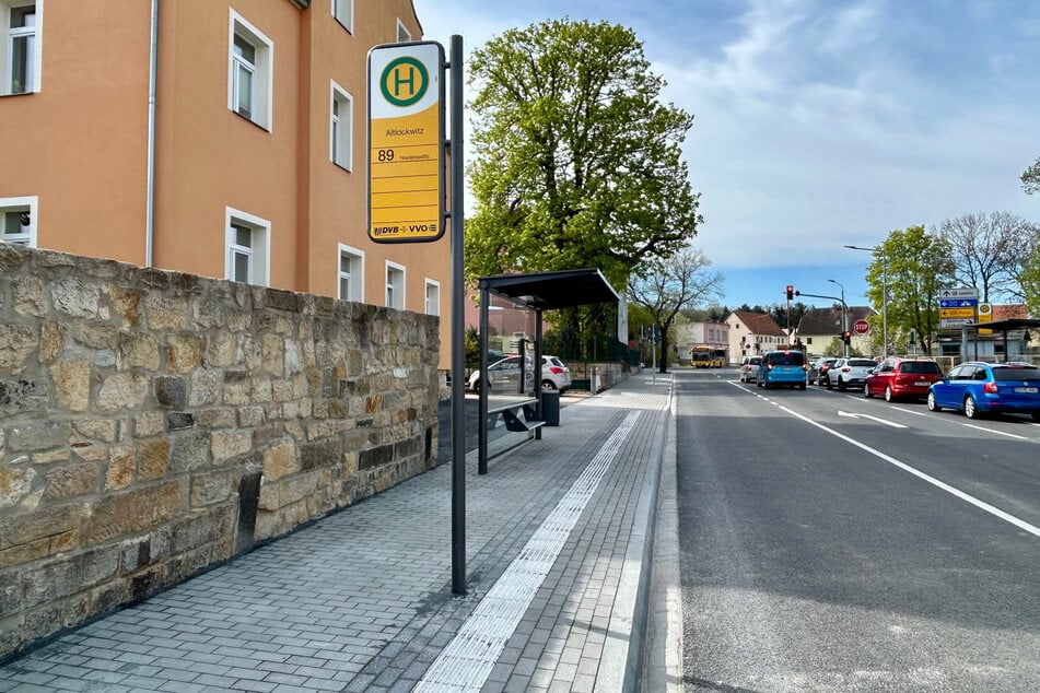 Barrierefrei ist nun die Haltestelle "Altlockwitz". Auf Seitenscheiben wurde aus gutem Grund verzichtet.
