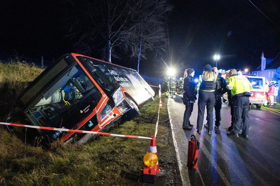 Der mit 15 Fahrgästen besetzte Linienbus war bei Hilchenbach in einer langgezogenen Linkskurve von der Straße abgekommen.