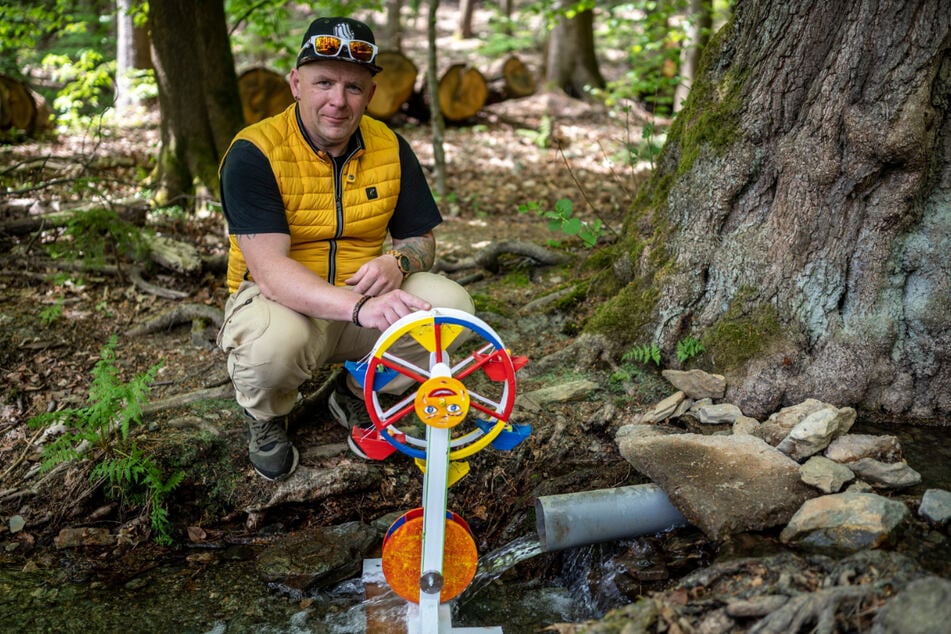 Hobby-Bastler Enrico Nestler (42) kümmert sich um die Wasserräder im Sternmühlental.