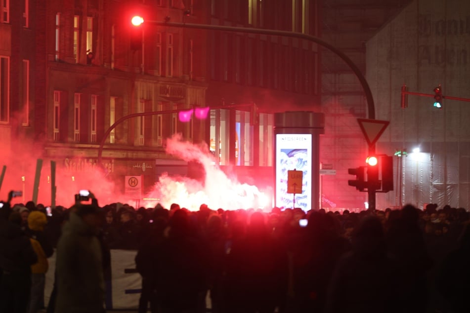 Mit Pyrotechnik setzt sich der HSV-Fanmarsch am Gänsemarkt in Bewegung.