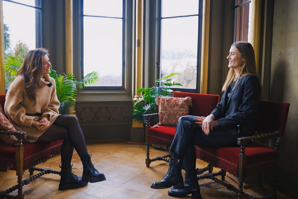 Michèle (l.) beim Vier-Augen-Gespräch mit Nikos Schwester Christina.
