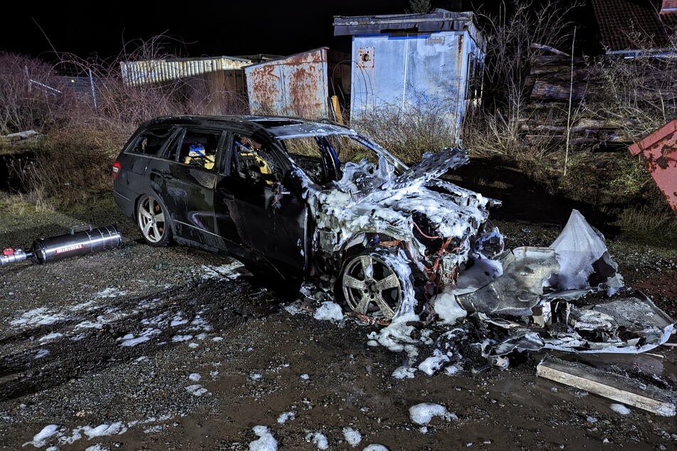 Mercedes offenbar absichtlich in Brand gesteckt: Polizei sichert erste Spuren