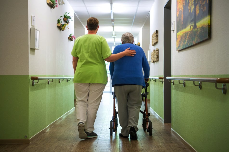 Die Zahl der Pflegebedürftigen steigt immer weiter an. Das wird auch einen Stellenzuwachs bei den derzeit rund 8000 stationären und ambulanten Altenpflegern bedeuten. (Symbolbild)