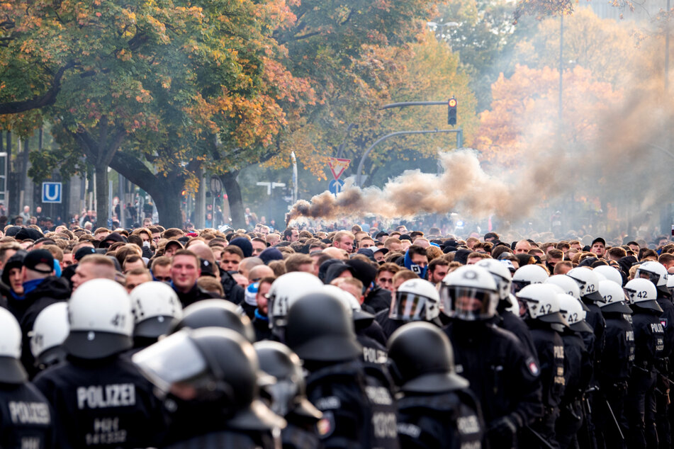 Die Polizei will eine Vermischung der Fangruppen verhindern.