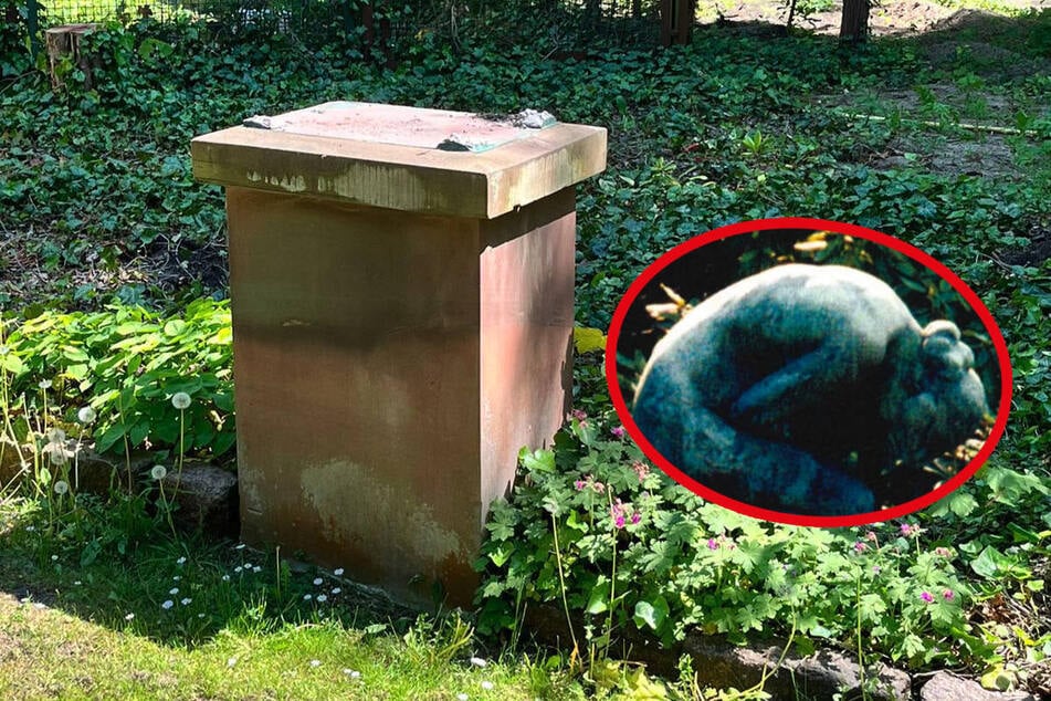 Auf diesem Sockel befand sich die Bronzeskulptur "Ruhendes/trauerndes Mädchen", bevor sie Anfang Januar 2025 vom Friedhof Reinickendorf entwendet wurde.