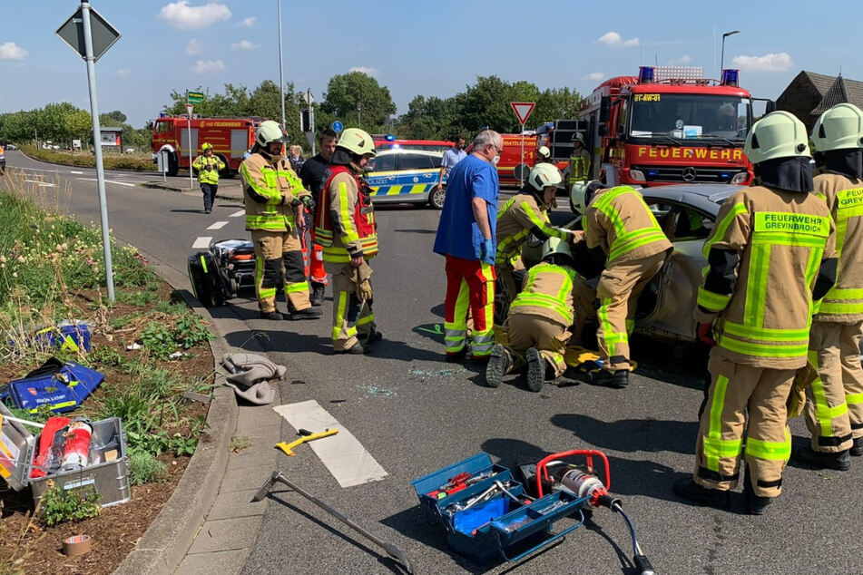 Heftiger Unfall: Fahrerin wird im Auto eingeklemmt, Feuerwehr muss Tür aufbrechen
