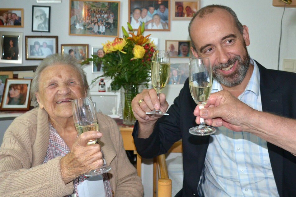 Es war am Ende eine kleine Tradition: Auch 2016 stießen Anna Cernohorsky und OB Alexander Ahrens bereits auf ihren damals 107. Geburtstag an.