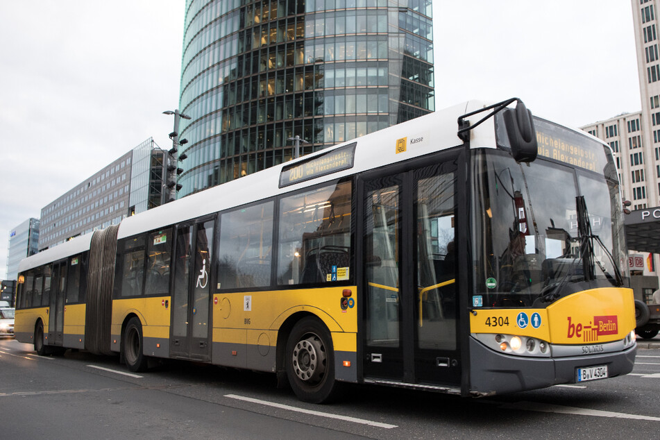 Berlin: Streit um Sitzplatz in BVG-Bus: Mann (31) zückt Messer, dann fliegen die Fäuste