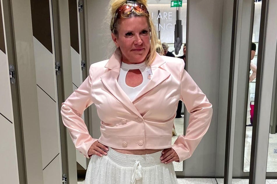 "Shopping Queen"-Kandidatin Katharina (47) sucht sich einen komplett weißen Look mit einem farbigen Accessoire aus ...