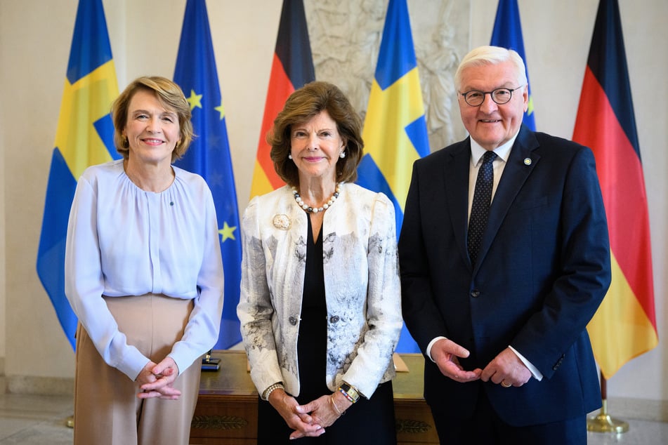 Bundespräsident Frank-Walter Steinmeier (68, SPD) empfing Königin Silvia von Schweden (M.) mit seiner Frau Elke Büdenbender (62) im Schloss Bellevue.