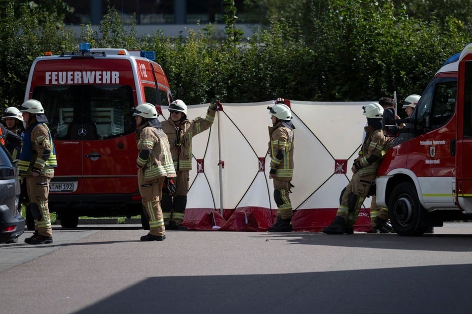 Die Einsatzkräfte sperrten den betroffenen Bereich am Supermarkt im Hohenlohekreis ab.