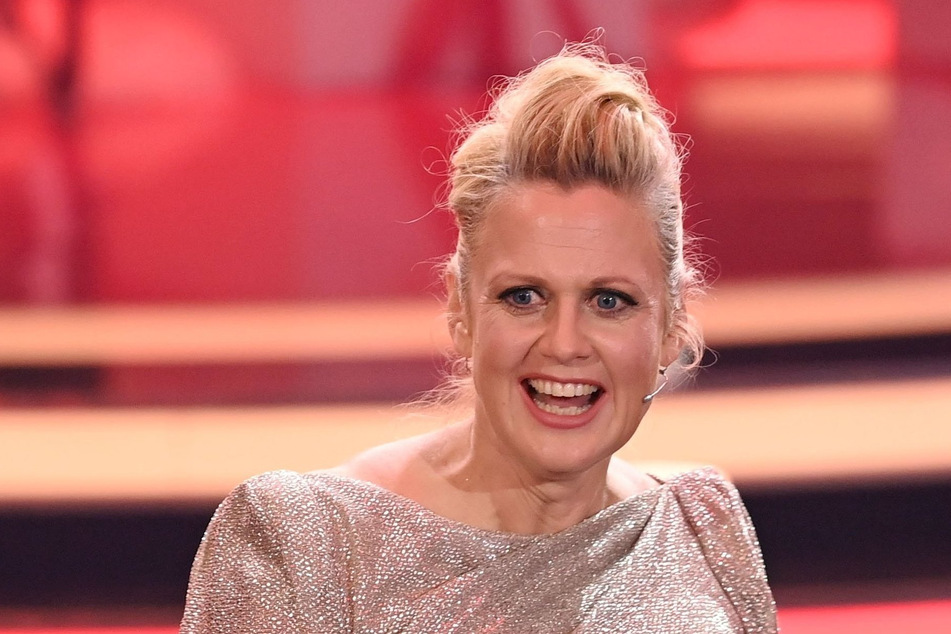 "Nach meiner Erfahrung sehnen sich die Leute derzeit nach Unterhaltung, aber auch nach Ruhe und Harmonie", sagt Moderatorin Barbara Schöneberger (46).