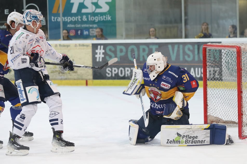 Eislöwe Matej Mrazek (M.) scheitert hier am saustarken Füchse-Goalie Anthony Morrone.