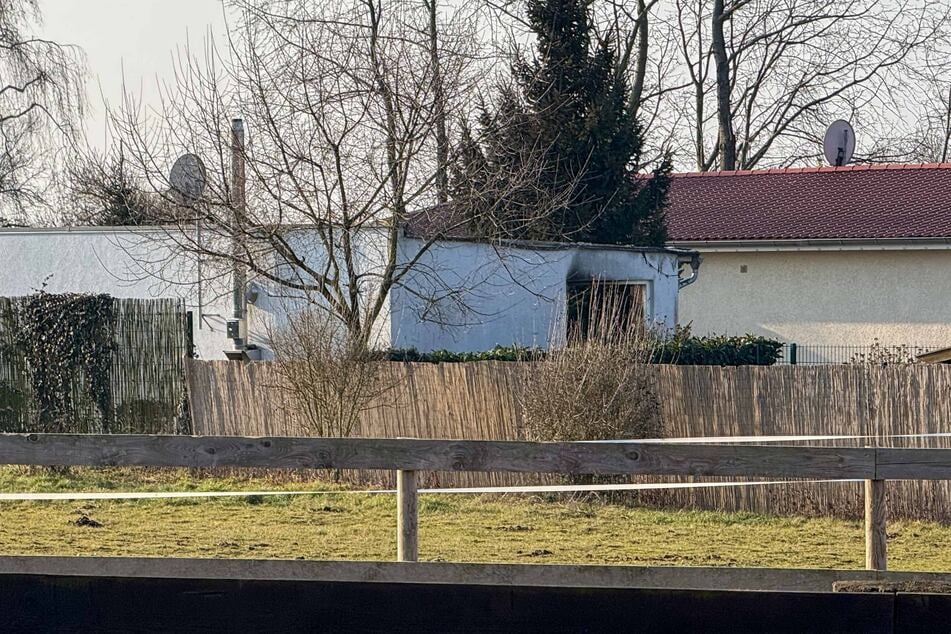 Nach Angaben der Polizei brach das Feuer in einem Poolhaus aus. Der 63-Jährige hatte erfolglos versucht, das Feuer zu löschen.