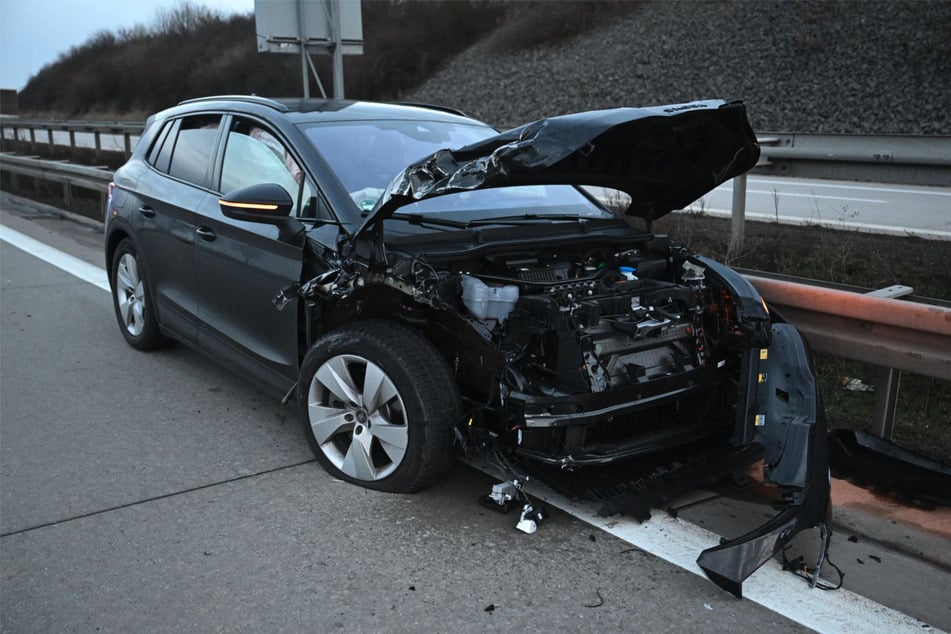 Mindestens ein Fahrzeug wurde heftig beschädigt.