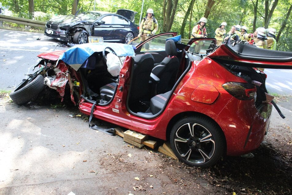 Die Feuerwehr Odenthal musste das Dach des Opel abtrennen, um die schwer verletzte Fahrerin (62) zu befreien.