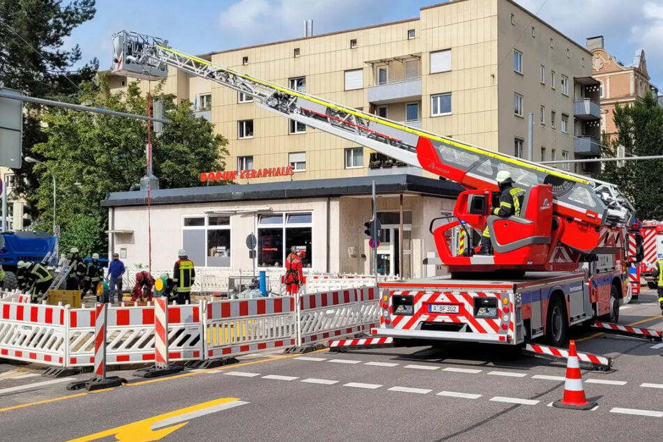 Rettungseinsatz in Augsburg: Platte fällt auf Arbeiter in Baugrube