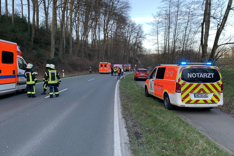 Zahlreiche Rettungskräfte kümmerten sich vor Ort um die Verletzten und die Aufräumarbeiten.