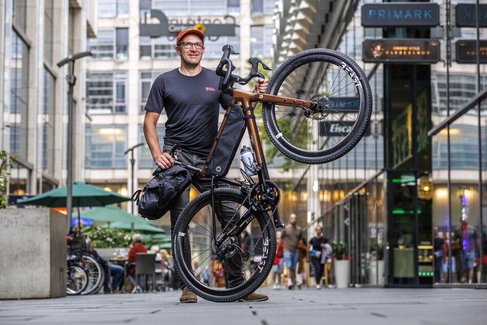 Markus Weinberg (41) und sein Gravelbike - gemeinsam wollen sie die Herausforderung meistern.